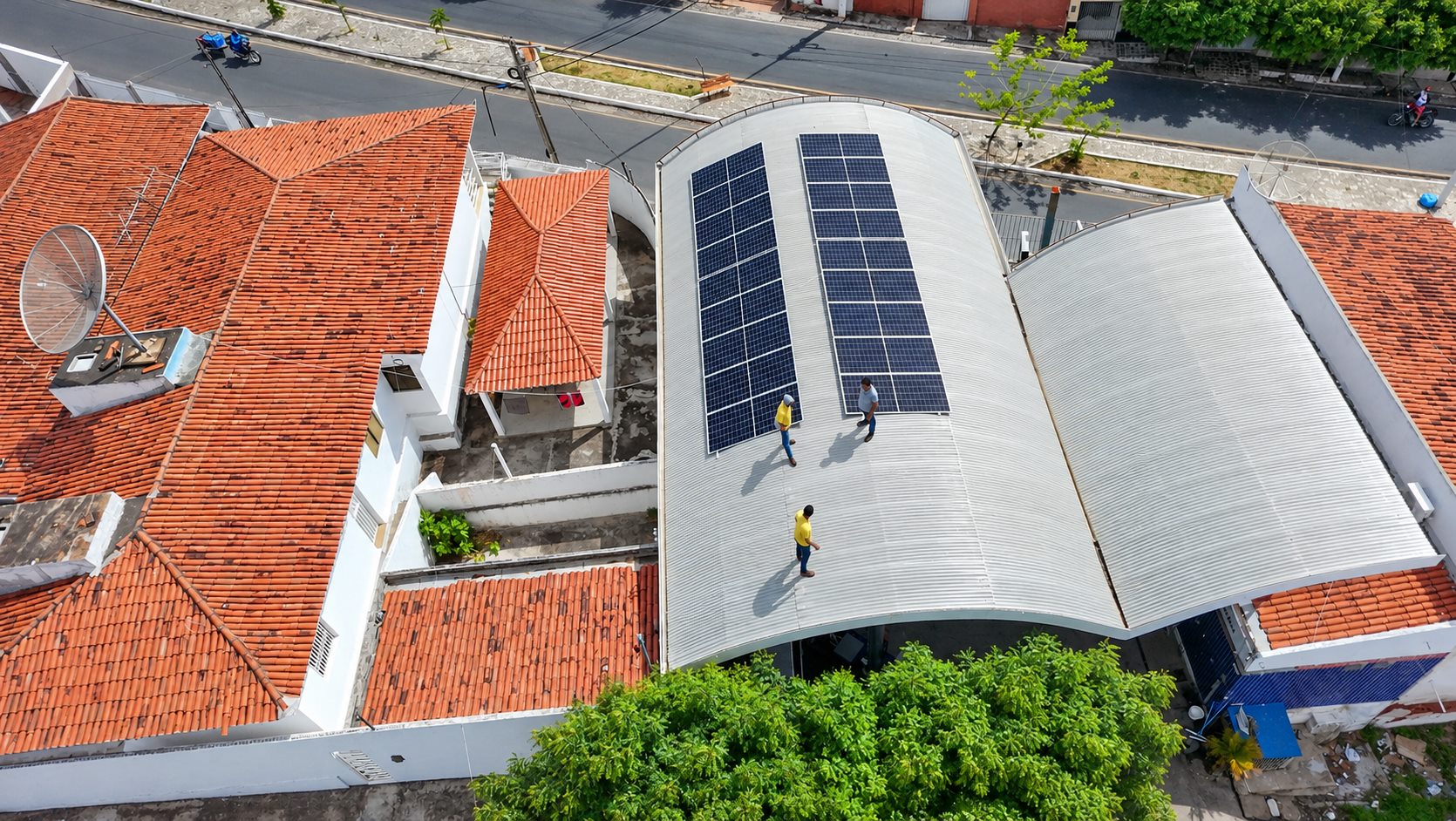 Painéis solares instalados em cobertura comercial curva