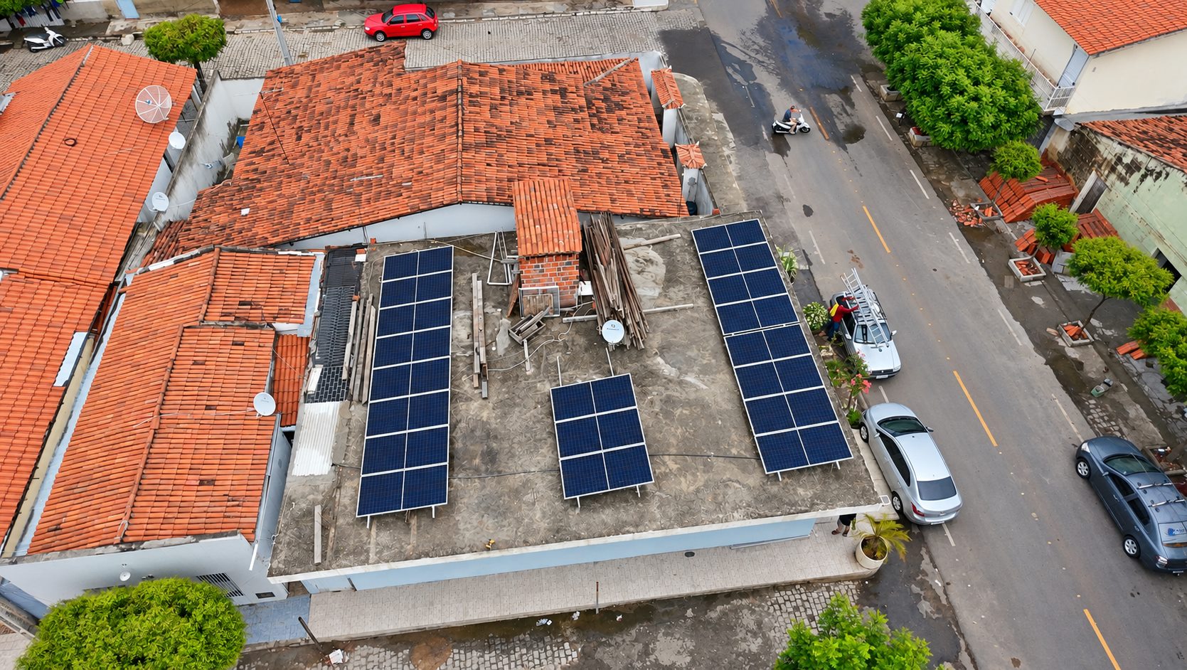 Conjunto de sistemas solares instalado pela MonteSol
