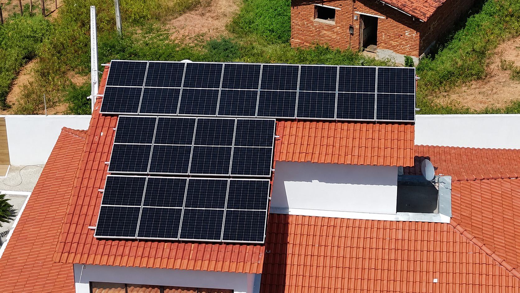 Sistema fotovoltaico residencial visto por drone